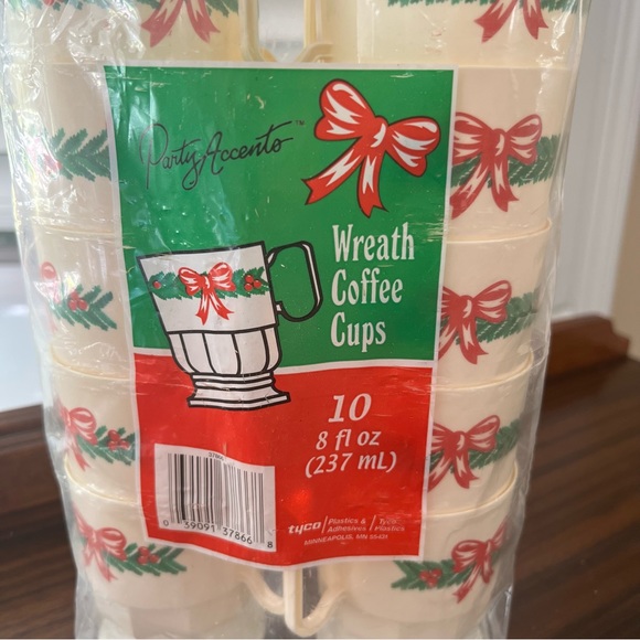 Vintage  Christmas Wreath Plastic Coffee Cups Mugs 10 Pack Set 8oz - Picture 2 of 3
